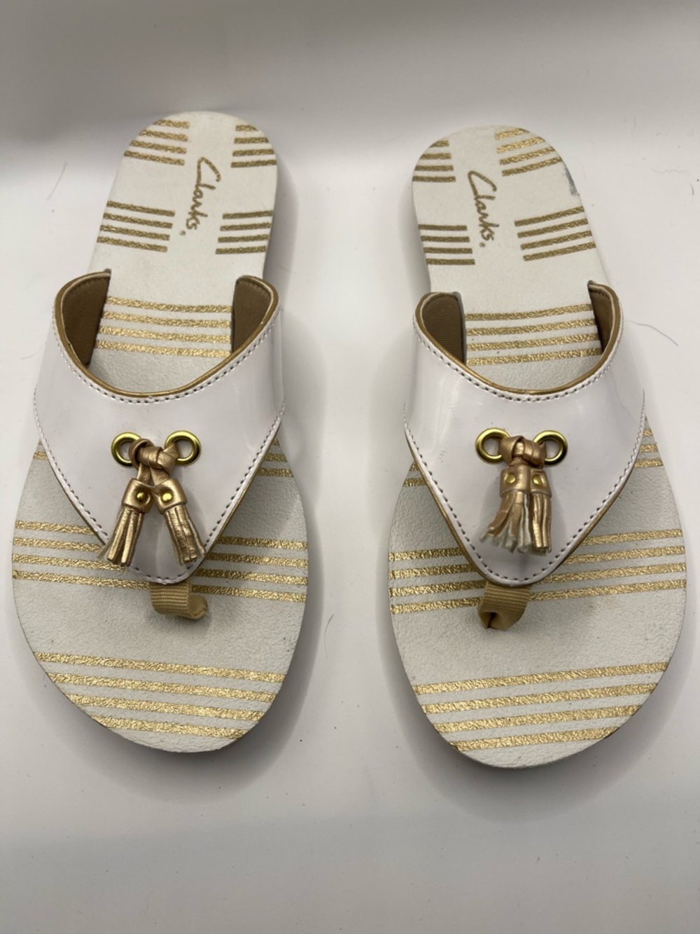 Clark’s Women’s White & Gold Comfort Thong Sandals 5M